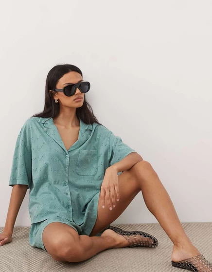 Курортная рубашка из трикотажа ASOS DESIGN eyelet из выстиранного синего цвета, окрашенного в темно-голубой цвет.