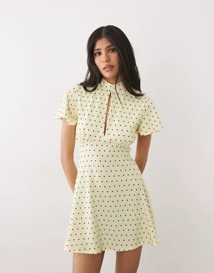 Женское мини-платье ASOS Design с короткими рукавами и завязкой, кремовое в горох
