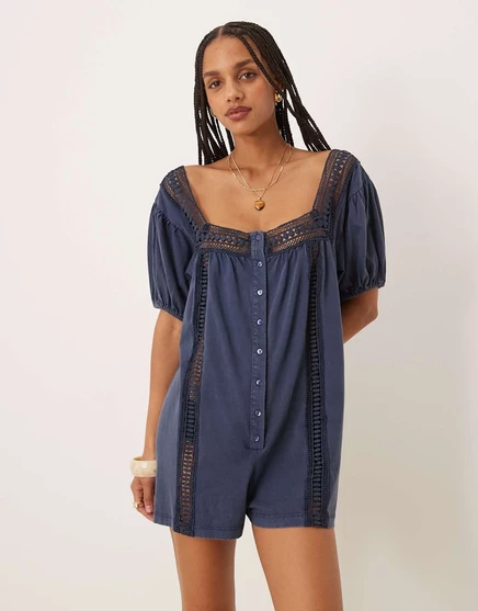 Комбинезон broderie с квадратным вырезом и пышными рукавами на пуговицах от ASOS DESIGN из синего выстиранного денима washed blue