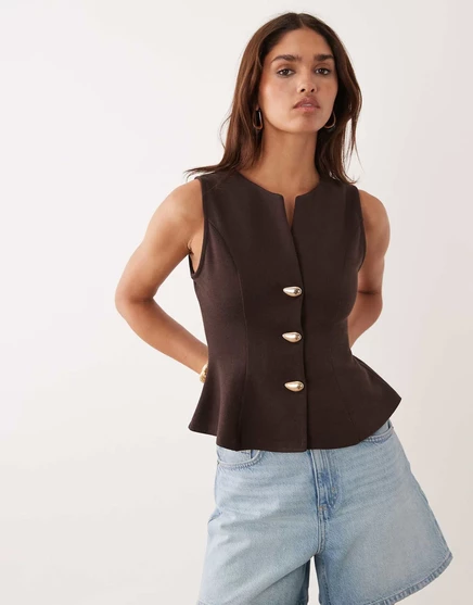 ДИЗАЙНЕРСКИЙ топ без рукавов с баской ASOS DESIGN interlock с золотистыми абстрактными пуговицами шоколадного цвета