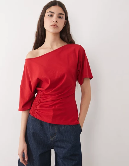 Асимметричная футболка ASOS DESIGN с воланами на талии и открытыми плечами красного цвета red