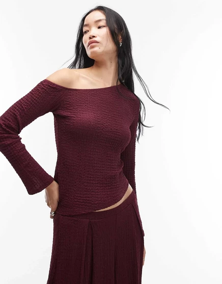 ДИЗАЙН ASOS сочетает в себе текстурированный асимметричный топ ягодного цвета berry