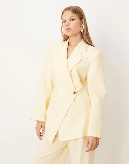 Приталенный блейзер с завышенной талией от ASOS DESIGN цвета сливочного масла buttermilk