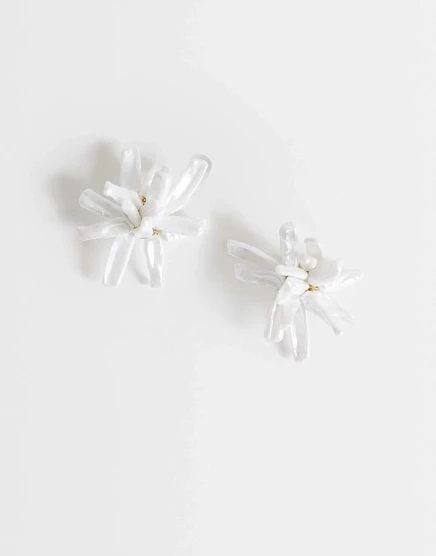 Серьги Topshop Ciara statement pearl flower с белым и золотым жемчугом