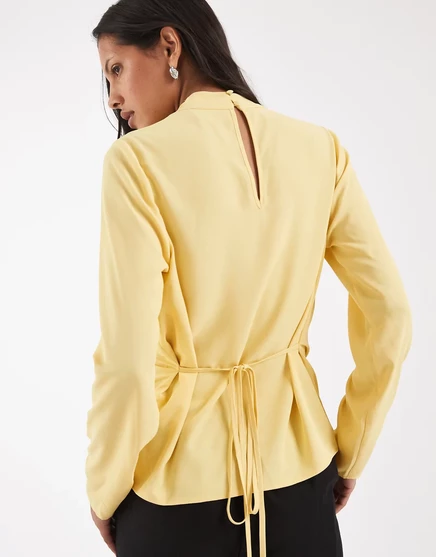 Блузка с воротником-стойкой и завязками на талии от ASOS DESIGN цвета сливочного масла buttermilk