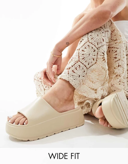 Белые массивные шлепанцы с ребрами ASOS DESIGN Wide Fit Freedom off-white