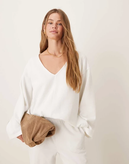 Зимний белый свитер ASOS DESIGN Supersoft с широким v-образным швом спереди - часть комплекта winter white