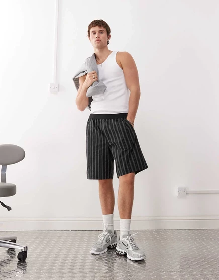 Шорты свободного кроя в черную полоску Weekday black stripe