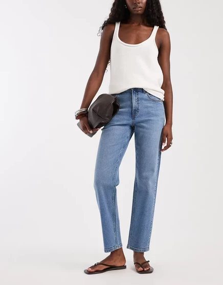 Джинсы ASOS DESIGN slim fit mom синего цвета с легкой стиркой