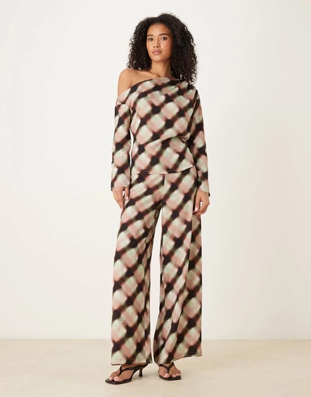 Широкие брюки ASOS DESIGN с мягкой отделкой спереди в размытую клетку - часть комплекта blurred check