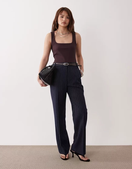 ASOS DESIGN - миниатюрные узкие брюки прямого кроя в темно-синюю полоску в темно-синюю полоску