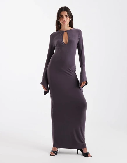 Асимметричное макси-платье с ангельским рукавом от ASOS DESIGN цвета древесного угля charcoal