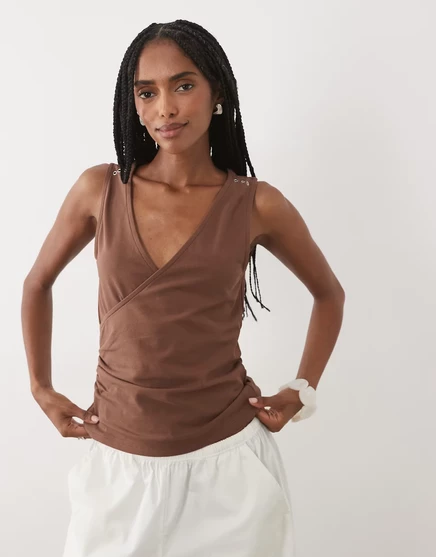 Женский топ ASOS Design с запахом и сборкой, шоколадный