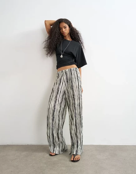 Брюки из плиссе в полоску от Topshop черного цвета mono
