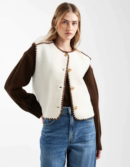Флисовый жилет ASOS DESIGN borg кремового и коричневого цветов с вышивкой в виде одеяла cream