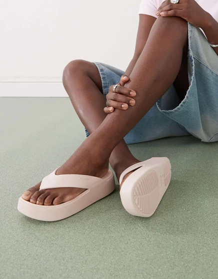 Кварцевые шлепанцы Crocs Getaway на платформе