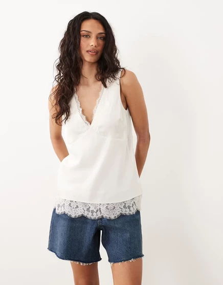 Топ на бретелях Abercrombie &amp Fitch с удлиненным кружевным подолом и v-образным вырезом спереди белого цвета