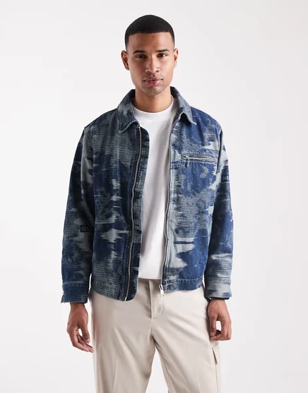 Джинсовая куртка HUGO Blue Wylie indigo camo с камуфляжной отделкой на молнии спереди средне-синего цвета с отстирывом средне-синего цвета