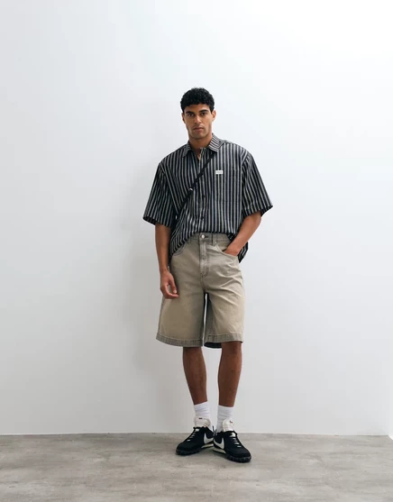 ДИЗАЙНЕРСКАЯ рубашка в полоску оверсайз от ASOS с планкой и значком черного цвета black