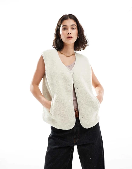 Женский жилет Vero Moda объемный тедди, кремовый