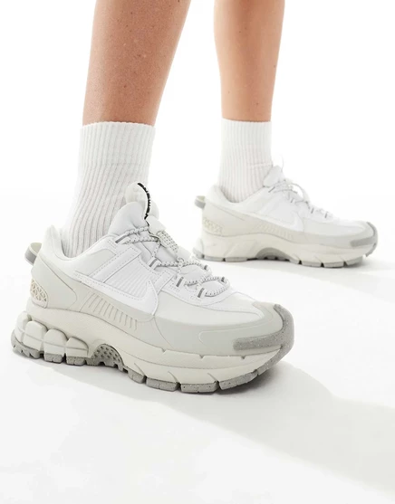 Кроссовки Nike Zoom Vomero 5 Roam темно-белого цвета cream