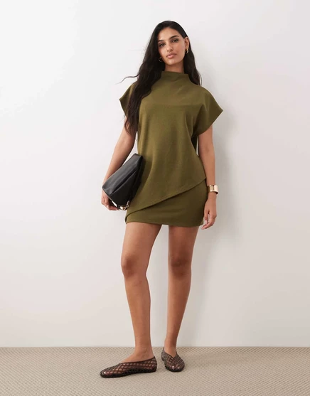 ДИЗАЙНЕРСКОЕ двухслойное мини-платье ASOS DESIGN с супер мягкой накидкой без рукавов зеленого цвета