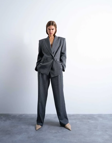 Плиссированные костюмные брюки Topshop tonic серого цвета с боковой пряжкой gray