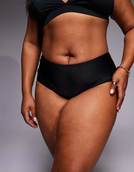 МОДЕЛЬ ASOS DESIGN Curve Maya Sao Paulo в черном коротком бикини средней посадки black