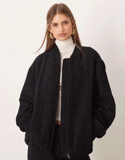 Объемная куртка-бомбер из букле черного цвета с запахом на спине от ASOS DESIGN - часть комплекта black