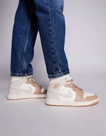 Кроссовки Nike Air Jordan 1 коричневого и бежевого цветов brown