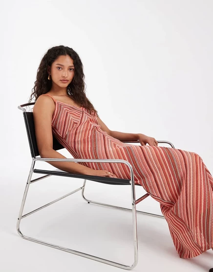 Женское платье vero moda вязаное шеврон миди на бретелях, коралловое