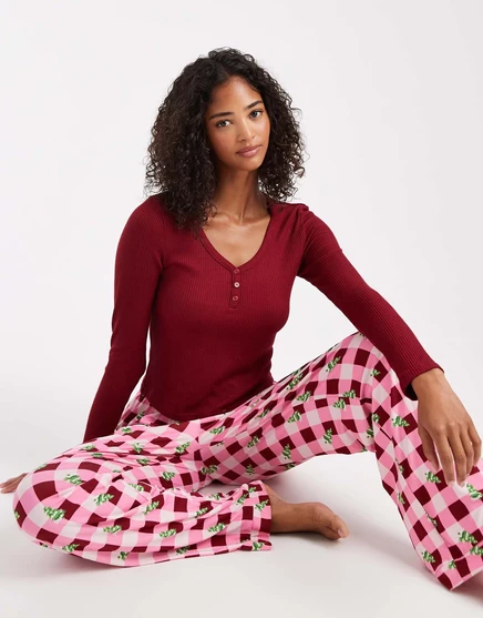 Пижамный комплект для отдыха Christmas henley и брюки с принтом в виде ягодного дерева burgundy