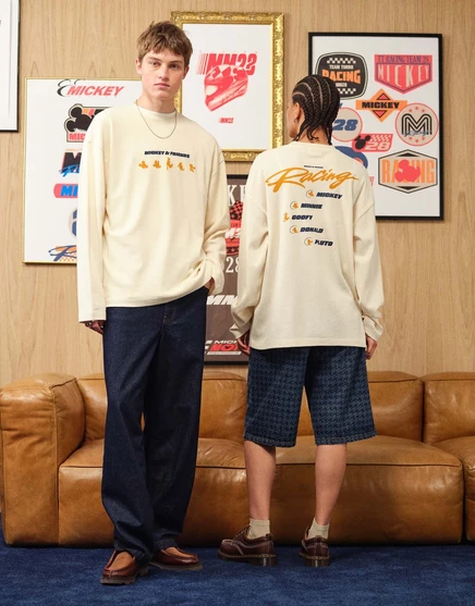 Мужская футболка ASOS Design Disney Racing свободного кроя с длинными рукавами и принтом Микки, экрю