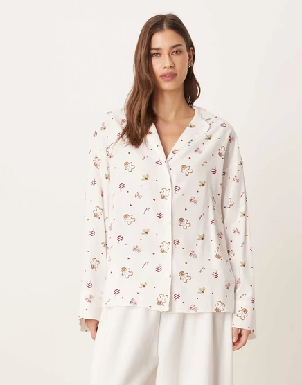 Фланелевая пижамная рубашка Gina Tricot с длинным рукавом белого цвета/рождественским принтом white