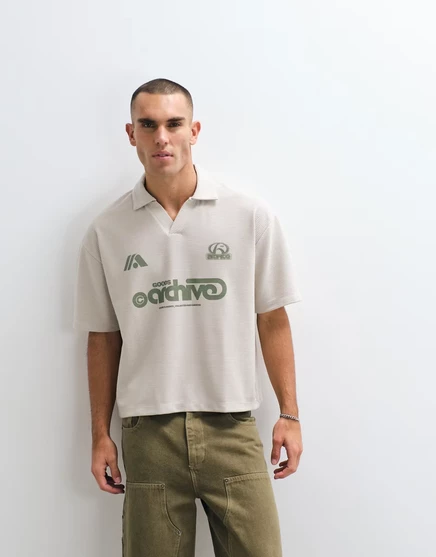 Мужское поло ASOS Design оверсайз в рубчик с футбольным принтом, молочный