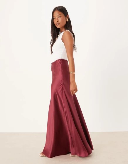 Макси-юбка ASOS DESIGN Petite из объемного драпированного атласа шоколадно-вишневого цвета tbc