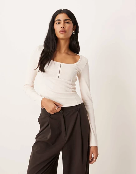 Топ с круглым вырезом и длинными рукавами от ASOS DESIGN с отделкой швов кремового цвета cream