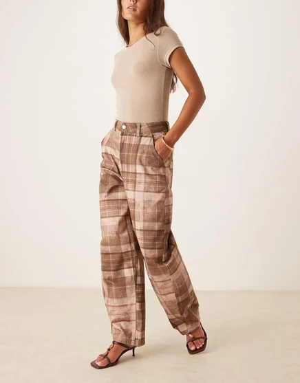 Дизайнерские брюки-бочкообразки ASOS DESIGN из ткани в клетку check