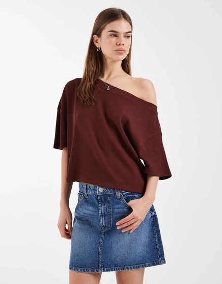 ДИЗАЙНЕРСКАЯ футболка из вафельного трикотажа с открытыми плечами от ASOS шоколадного цвета