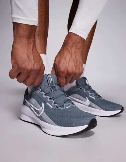 Кроссовки для бега Nike Downshifter 13 серо-белого цвета gray