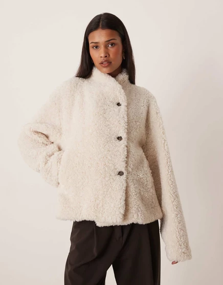 Женская куртка-тедди Gina Tricot с высоким воротником, слоновая кость