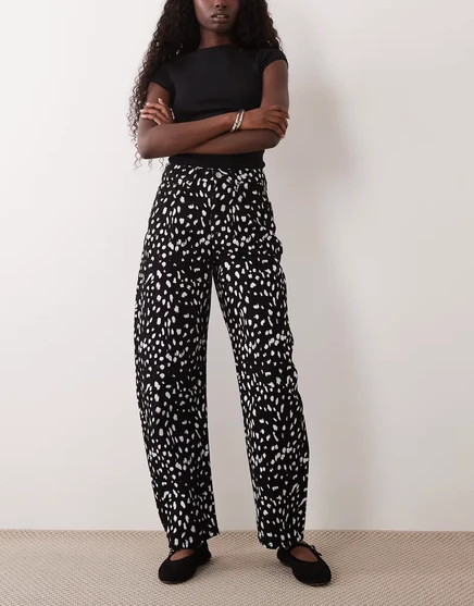 Женские джинсы ASOS Design Slim Leg Barrel, с принтом оленей