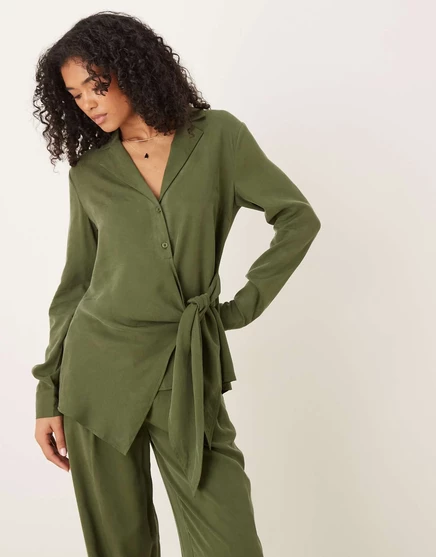 Мягкая рубашка ASOS DESIGN с драпировкой спереди и галстуком зеленого цвета хаки - часть комплекта khaki