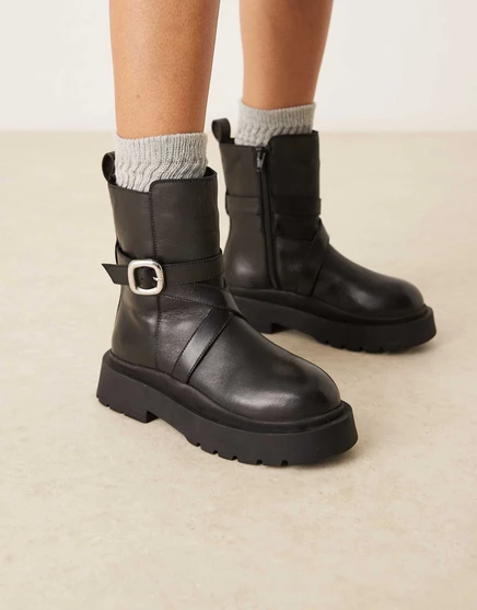 Кожаные ботильоны на плоской подошве ASOS DESIGN Amelia из плотной кожи черного цвета с пряжкой black