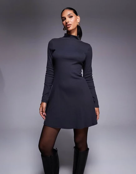 Мини-платье с вырезом-черепахой от ASOS DESIGN, выполненное в угольном цвете charcoal