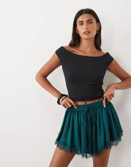 Объемные атласные шорты с кружевной отделкой ASOS DESIGN темно-зеленого цвета