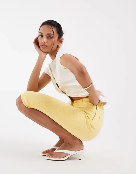 ДИЗАЙНЕРСКИЕ джинсы-капри ASOS нежно-желтого цвета