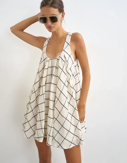 Мини-сарафан в складку с пышным подолом от Topshop в однотонную клетку mono plaid