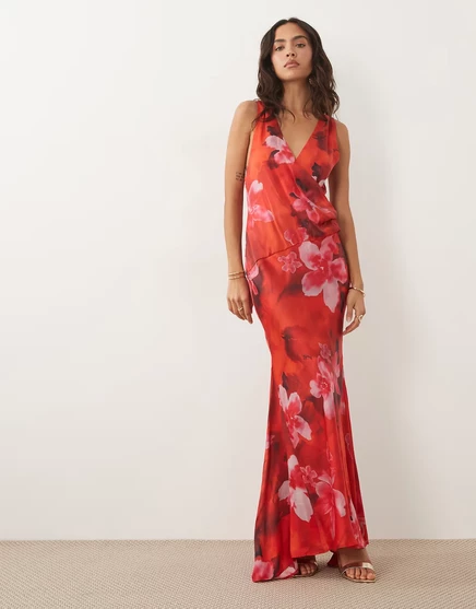 Макси-платье премиум-класса ASOS DESIGN из модального атласа с глубоким вырезом красного цвета в цветочек red flower
