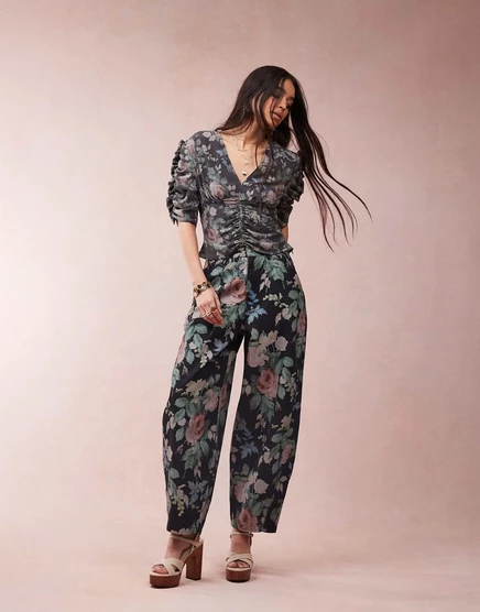 ДИЗАЙНЕРСКАЯ чайная блузка ASOS с v-образным вырезом и цветочным принтом black